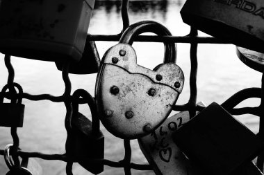 Köprü kilitler love