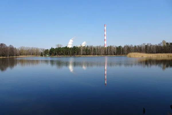 Krásná Krajina Modrým Jezerem — Stock fotografie