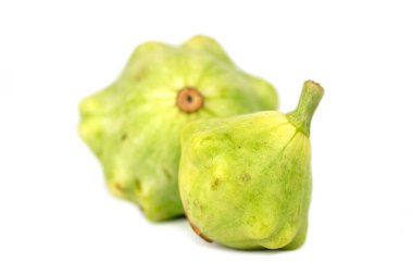 Beyaz arkaplanda yeşil Pattypan kabağı (patty pan) izole