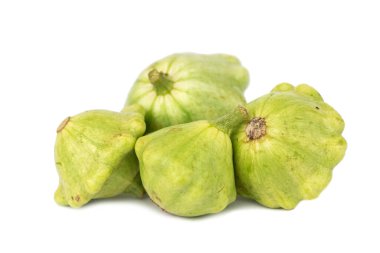 Beyaz arkaplanda yeşil Pattypan kabağı (patty pan) izole