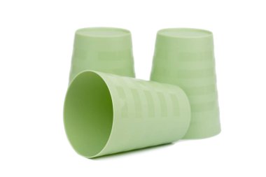 Üç yeşil plastik bardak.