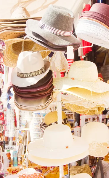 Stand de mercado con sombreros — Foto de Stock