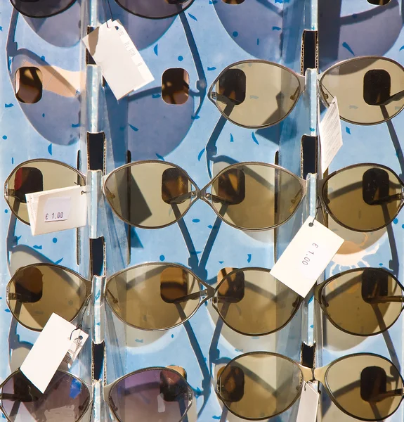 Puesto de mercado con gafas de sol — Foto de Stock