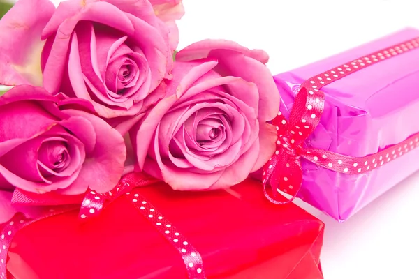 Valentine gifts and roses — Stock Photo, Image