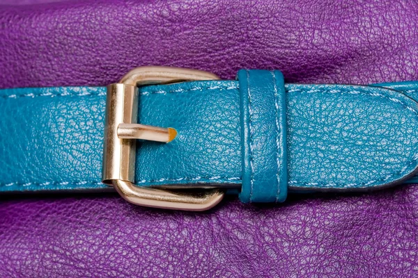 Correa de piel sintética azul sobre violeta — Foto de Stock