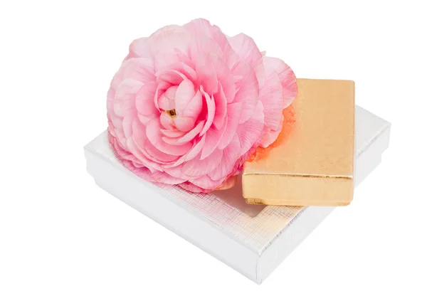 Coffret cadeau brillant avec fleur — Photo