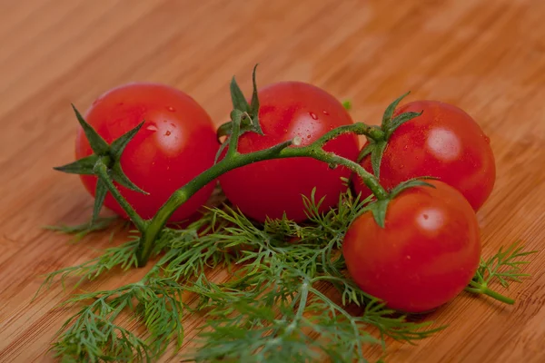 Gros plan sur la branche de tomate cerise — Photo