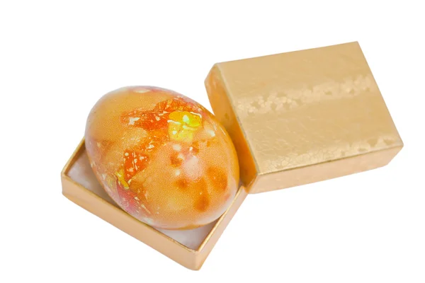 Zlaté vejce v dárkové krabičce, samostatný — Stock fotografie
