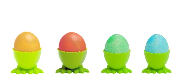 Цветные пасхальные яйца в чашках — стоковое фото