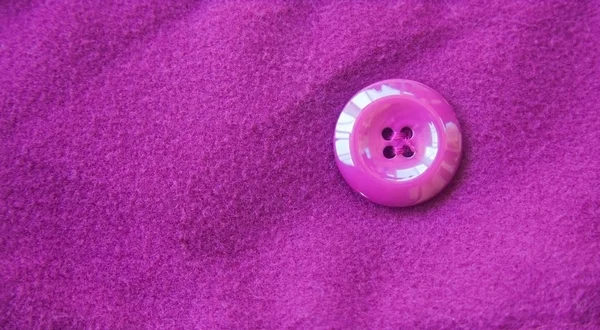 ボタンと紫色の布 — ストック写真
