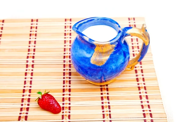우유 병 및 단일 딸기 — 스톡 사진