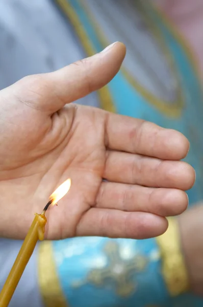 Abschirmung einer Kerze — Stockfoto