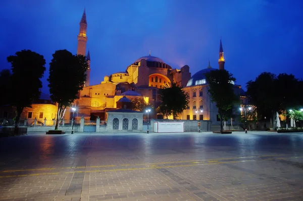 Hagia Sophia moskeija yöllä — kuvapankkivalokuva