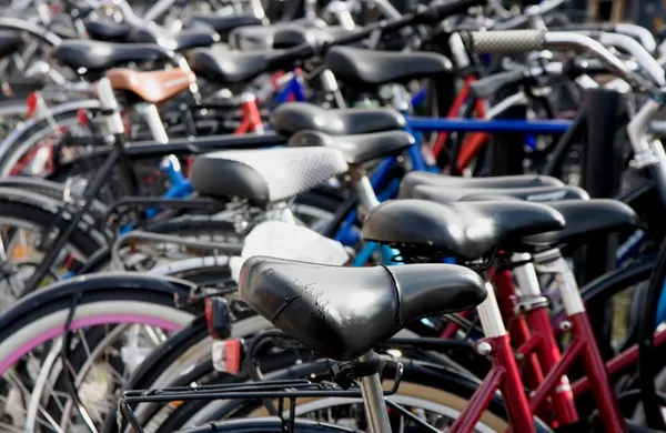 Detalhe da bicicleta no estacionamento da bicicleta embalada — Fotografia de Stock