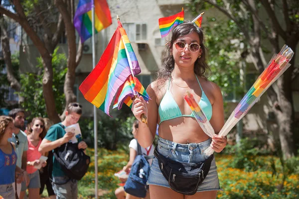 Dívka prodává duhové vlajky na pride parade — Stock fotografie