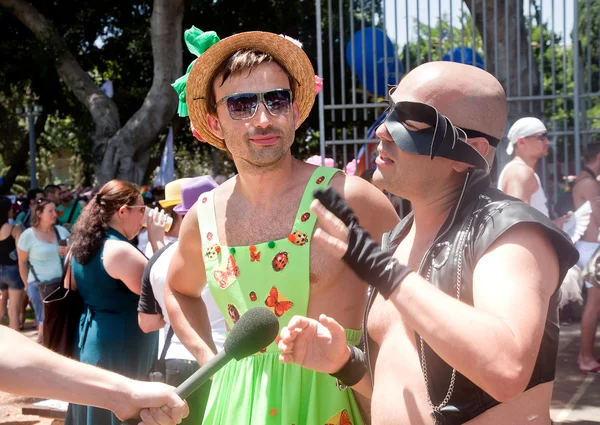 Two male participants of Pride Parade interviewed — Stock Photo, Image