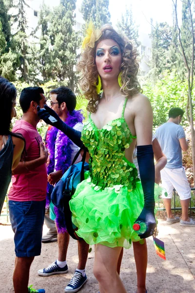 Mujer transgénero mirando en la diversión — Foto de Stock