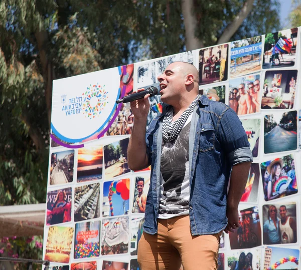 Il cantante pop si esibisce prima della Pride Parade — Foto Stock