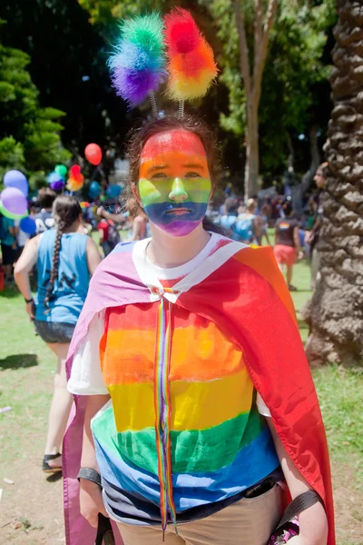 Jeune fille habillée en arc-en-ciel — Photo