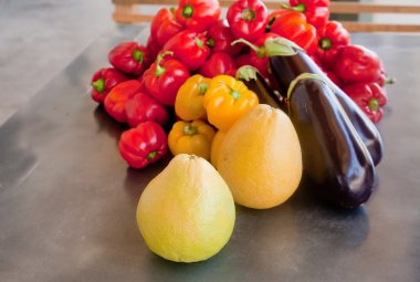 metal masa üzerinde sebze