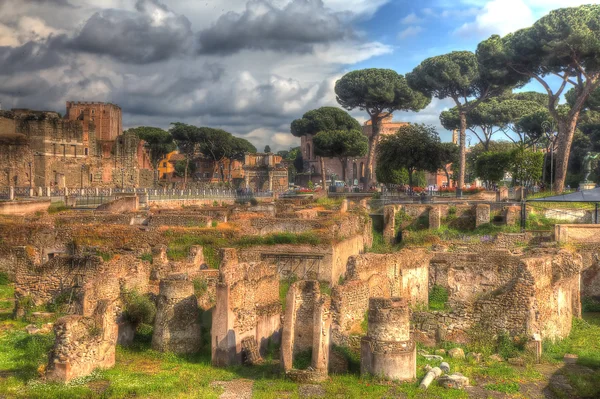 Gambar antik Grungy dari pasar Romawi yang hancur di Roma — Stok Foto