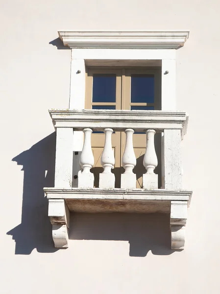 Balcon de modă veche pe un perete — Fotografie, imagine de stoc