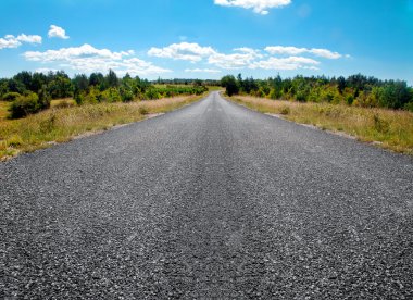 mavi gökyüzünün altında çakıl yol