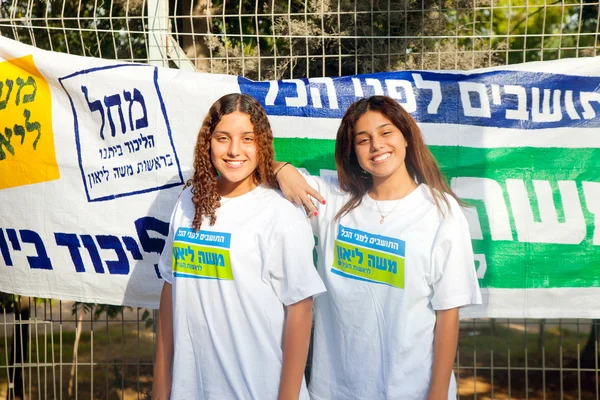 Teenagers working at election stall — Stock Photo, Image