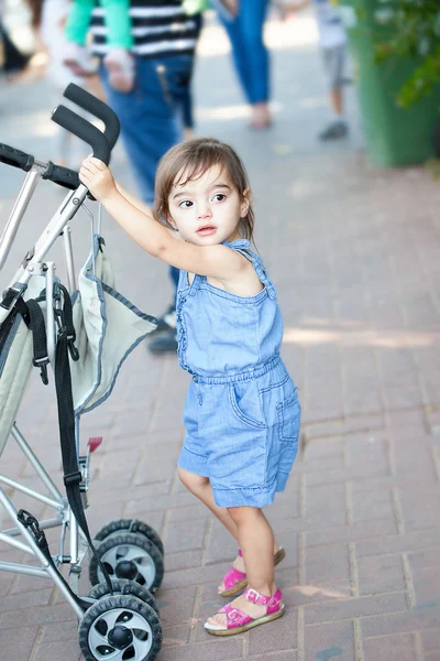 Self-sufficient little girl — Stock Photo, Image