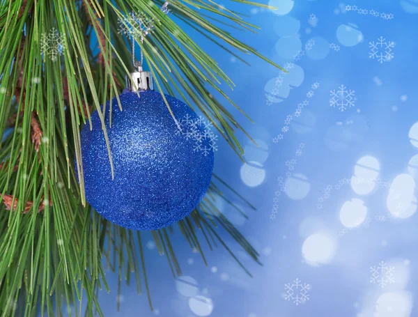 Brillante bola de Navidad azul — Foto de Stock