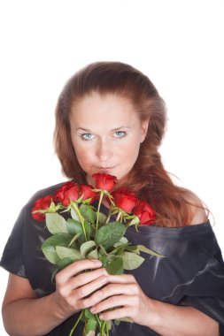 güzel bir kadın gül koklama