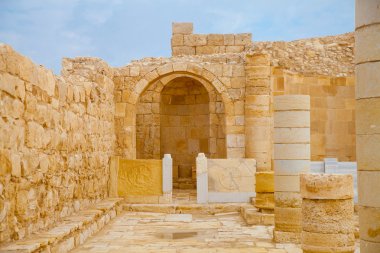 Antik kilise sunak yer