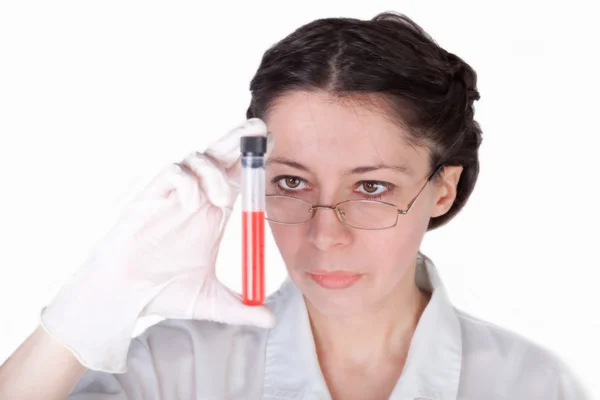 Scientist looking at test sample — Stock Photo, Image