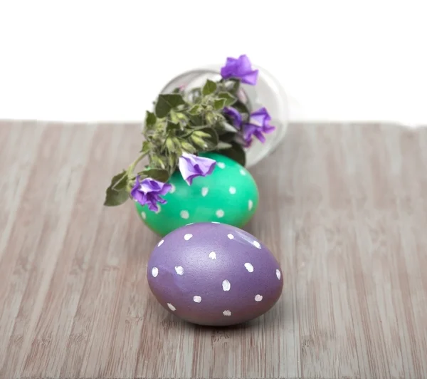 Cornice quadrata con uova di Pasqua su legno — Foto Stock