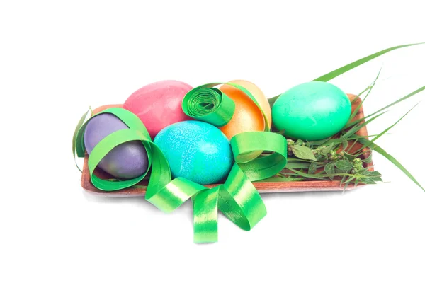 Красочные пасхальные яйца с лентой — стоковое фото