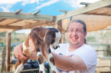 bir goatling ile mutlu çiftçi