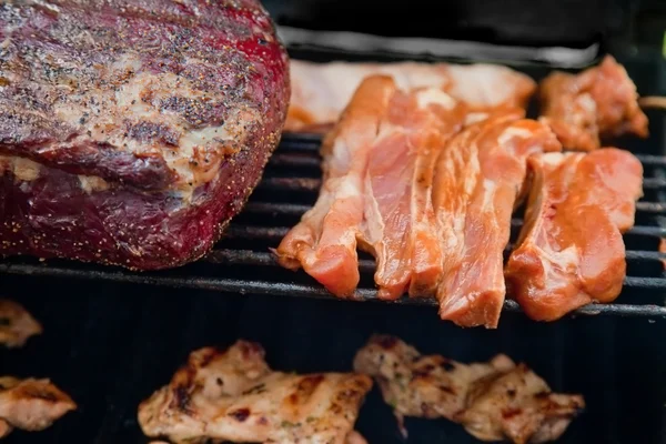 Kött assorti på grillen — Stockfoto