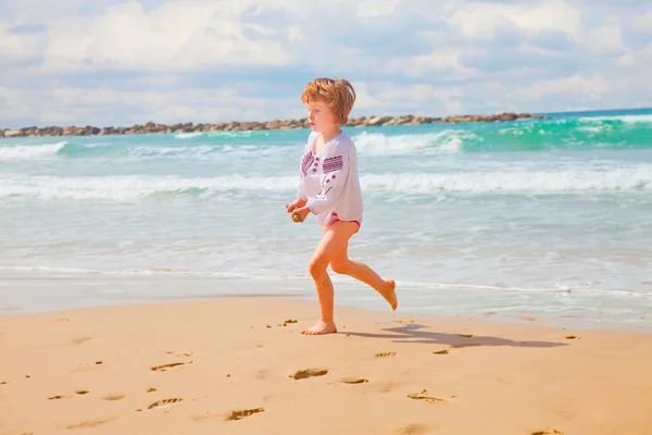 Meisje met handenvol zand — Stockfoto