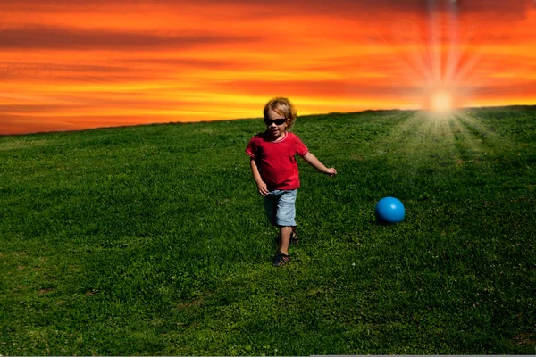 Playing ball at sunset — Stock Photo, Image