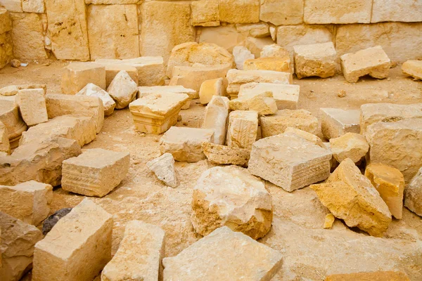 Rozrzucone kawałki starożytnych kolumn — Zdjęcie stockowe