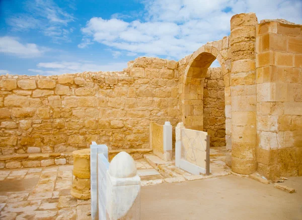 Sunak kapılar antik kilise kalıntıları — Stok fotoğraf