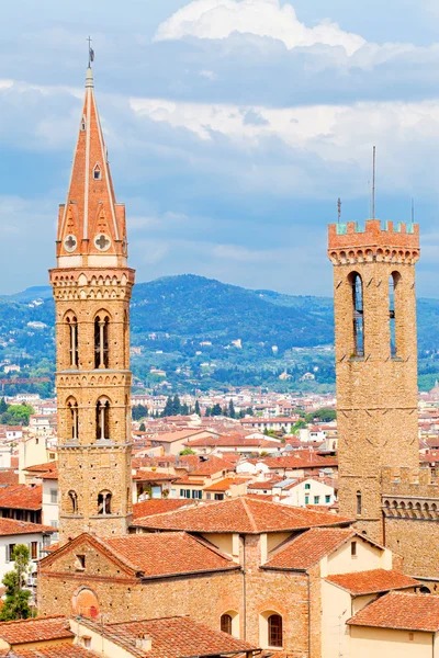 Башня Палаццо Барджелло и колокольня Бадия Фьорентина — стоковое фото