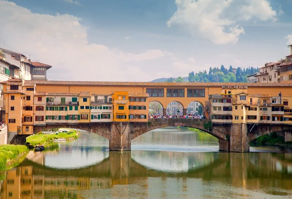 Widok na most ponte vecchio na zachodzie słońca — Zdjęcie stockowe