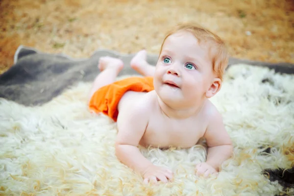 Groene-eyed babyjongen op een deken — Stockfoto