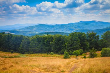 Bulgaristan 'ın Stara Planina kentindeki inanılmaz dağların uzak manzarası. İnanılmaz manzara huzur ve sonsuzluk hissi verir..