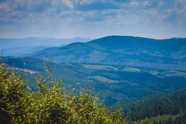 Stara Planina dağlarının kıyısındaki küçük tepeler durgun gökyüzünün altında. Bulgaristan