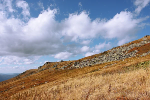 White clouds over big hill — Stock Photo, Image