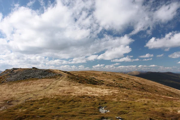 White clouds over the mountain — Stock Photo, Image