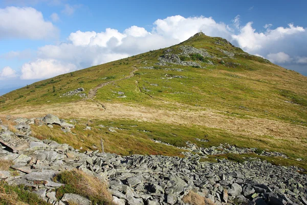 Högt berg i molnen — Stockfoto