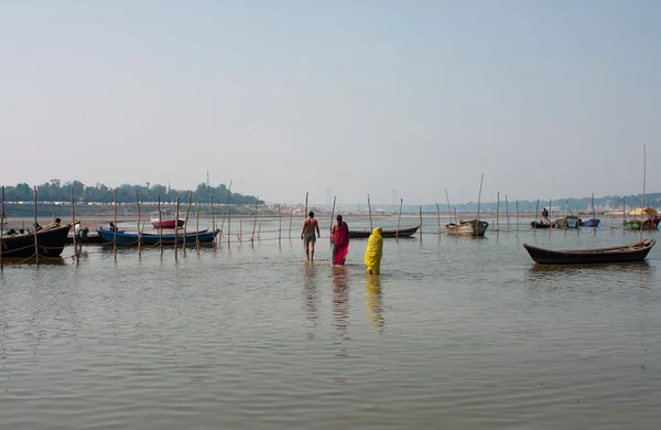 Marche familiale indienne jusqu'à la rivière — Photo